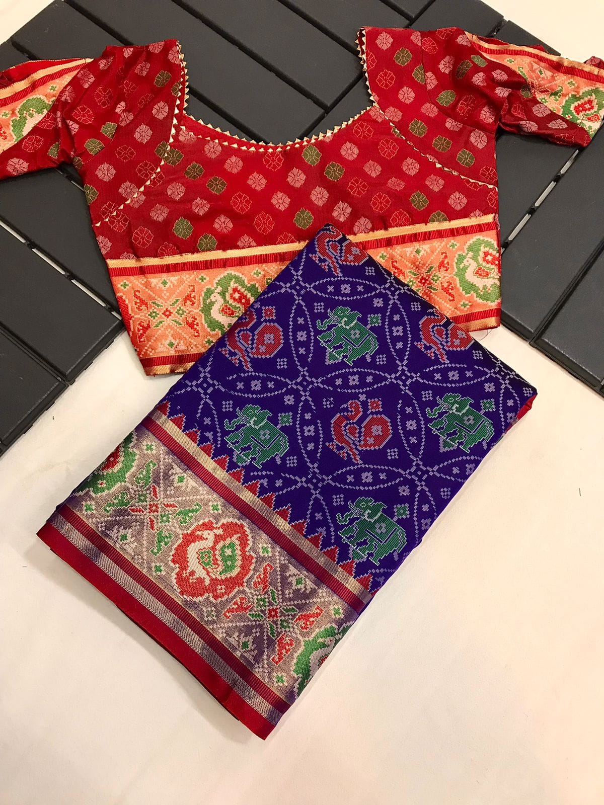 RED & GREEN COLOR MEENAKARI  PATOLA WEAVING PETTERNS SAREE
