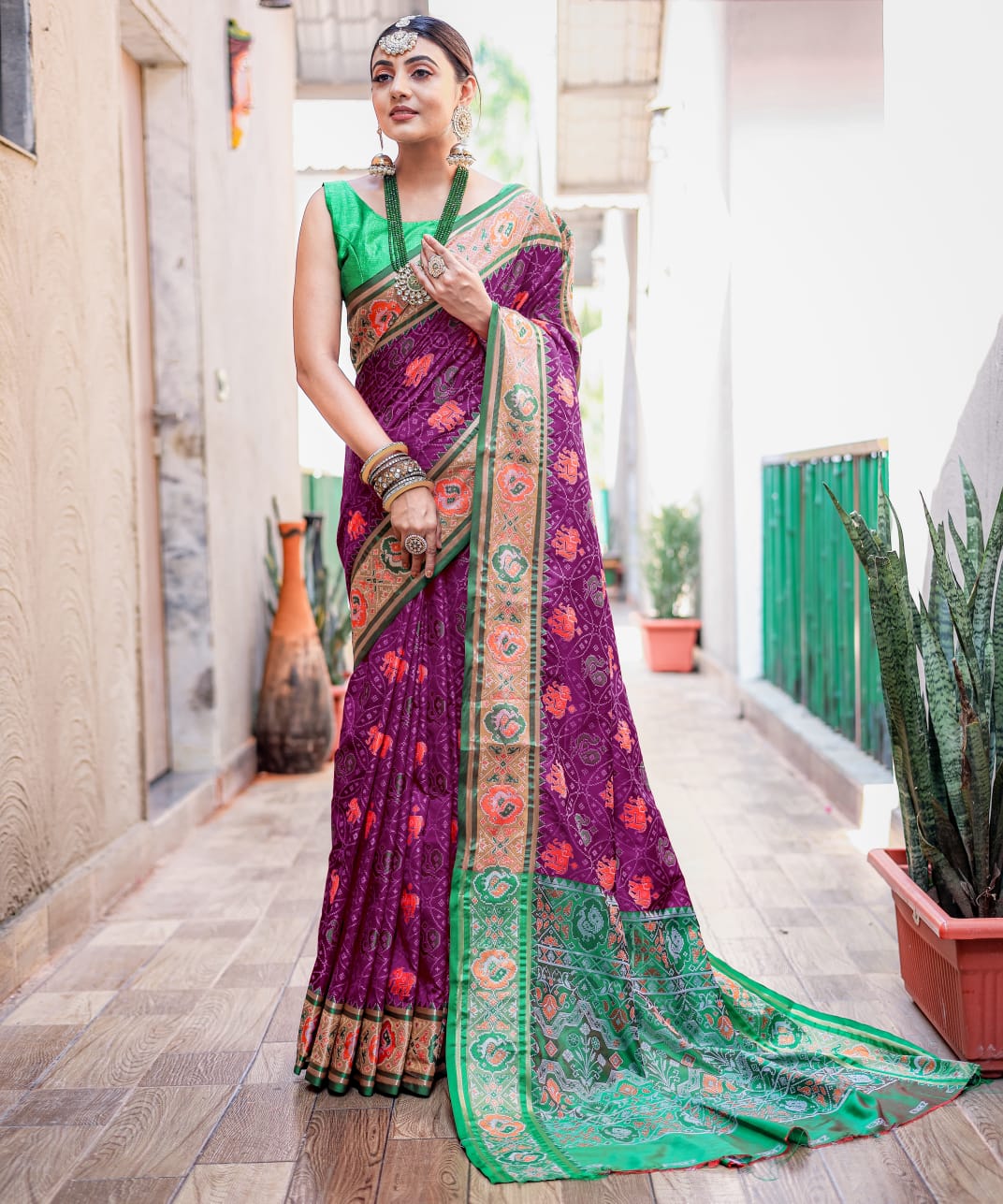 RED & GREEN COLOR MEENAKARI  PATOLA WEAVING PETTERNS SAREE