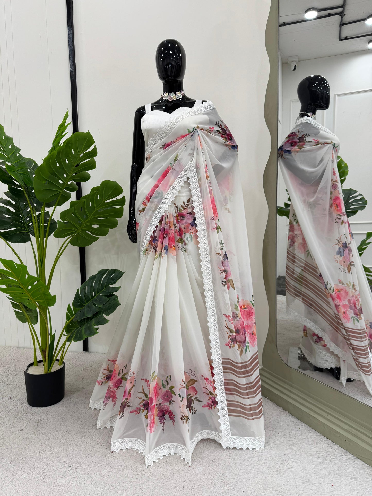 White Faux georgette With Digital Print Saree