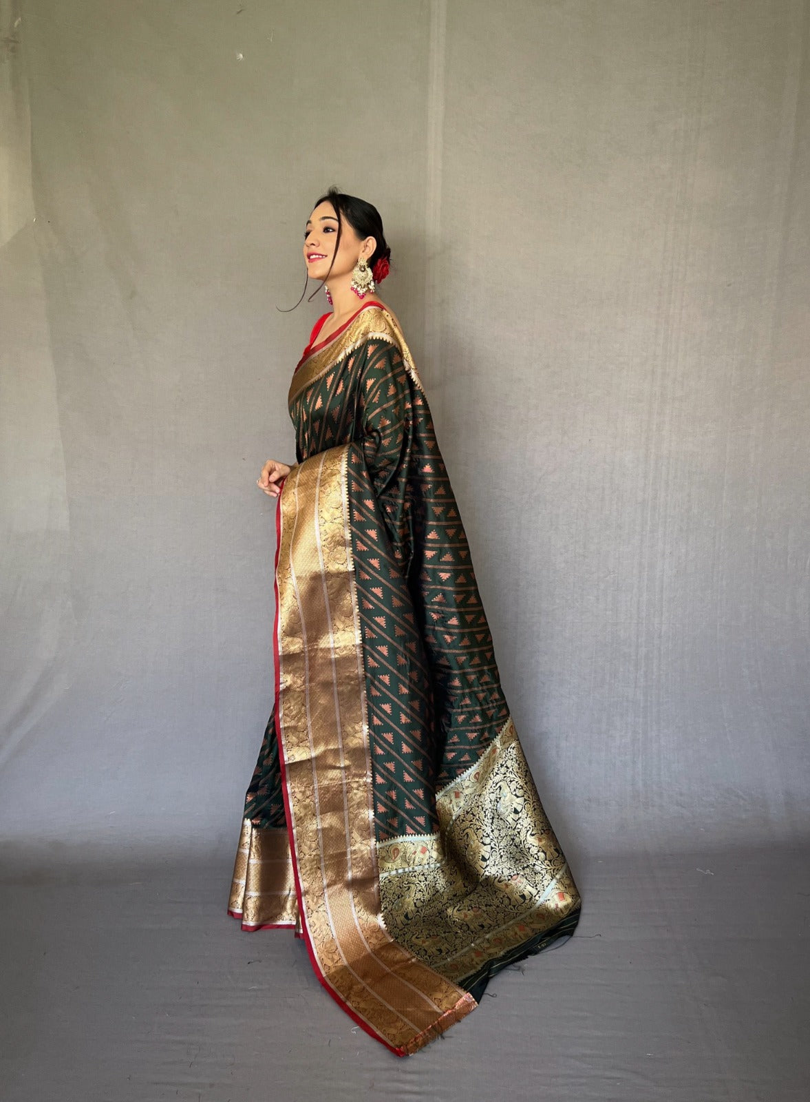 RICH AND INTRICATELY RANI PINK COLOR JACQUARD CONTRAST SILK SAREE