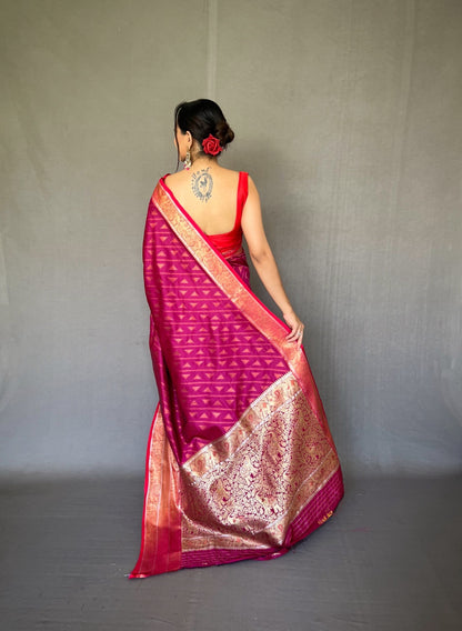 RICH AND INTRICATELY RANI PINK COLOR JACQUARD CONTRAST SILK SAREE