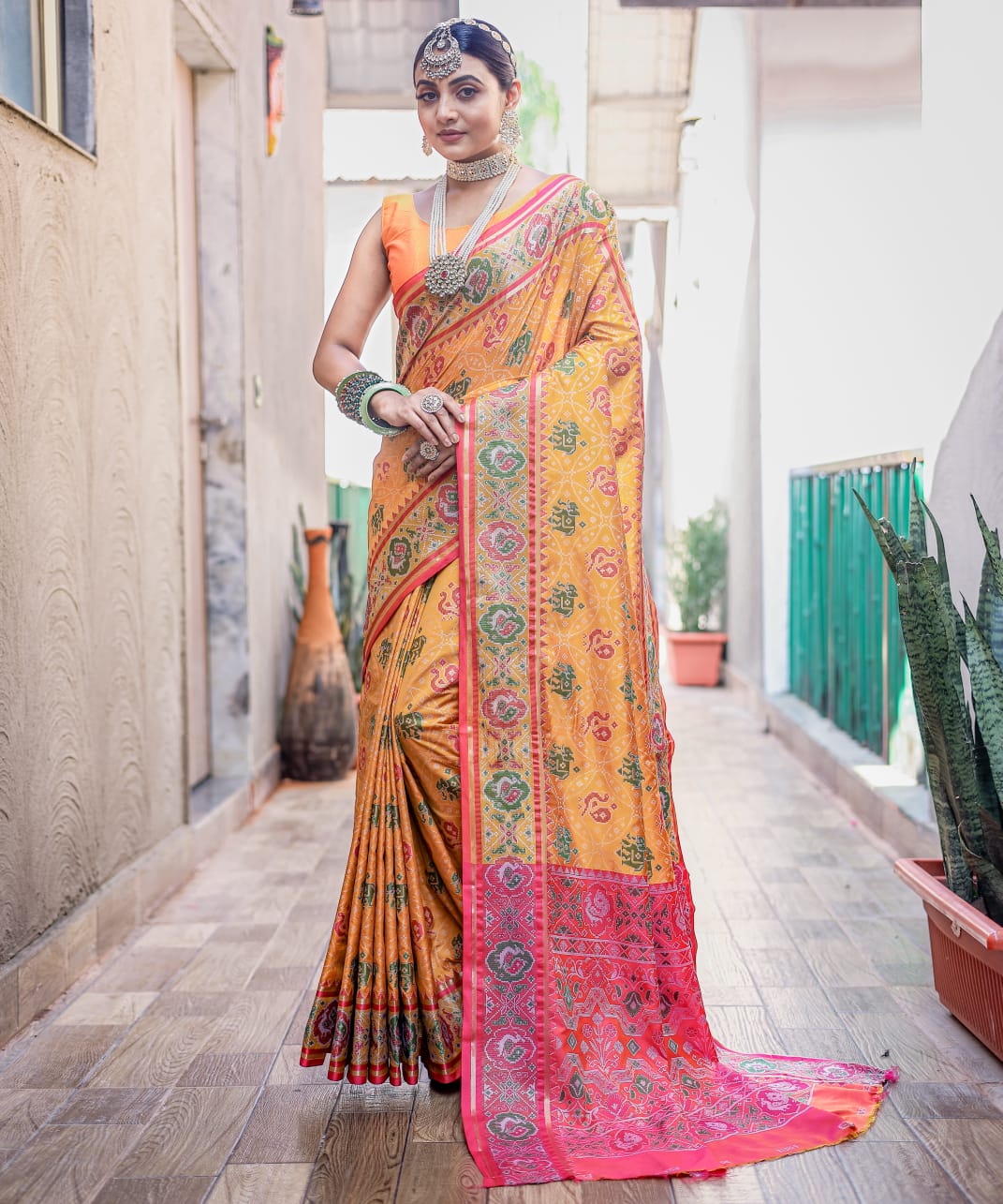 RED & GREEN COLOR MEENAKARI  PATOLA WEAVING PETTERNS SAREE